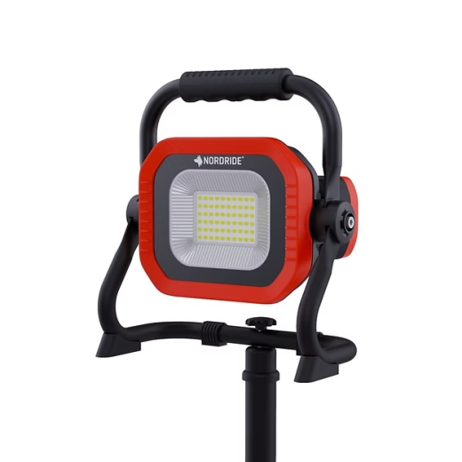 mobiler Akku-Arbeitsstrahler mit farbechter und natürlicher Farbwiedergabe