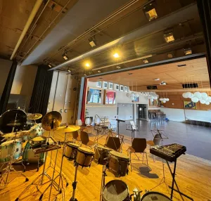 Schulhaus Bühnenbeleuchtung, LED-Strahler Quader Phasen dimmbar